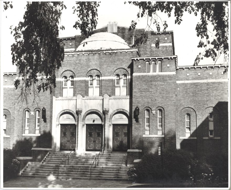 A black-and-white photograph of the exterior of the newly-constructed Congregation Shaar Hashomayim Building in Westmount in the 1920s.