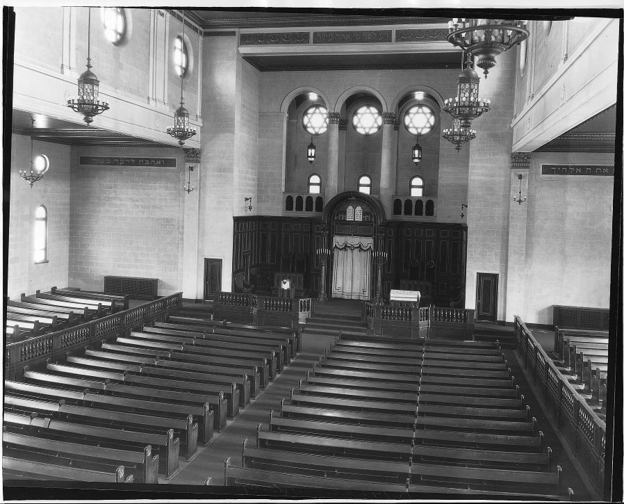 A black-and-white photograph of the interior sanctuary of Congregation Shaar Hashomayim in 1927